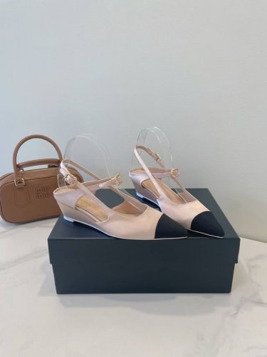 chanel 香奈儿 25C新款 公主范小巧又精致 整个鞋面的光泽度呈现出高级感 香奶奶永远懂女人心 鞋面 定制真丝布料 内里 定制水染山羊皮内里垫脚 大底 进