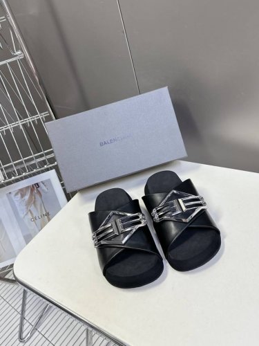 男装10 Balenciaga巴黎世家25Ss秀款情侣拖鞋 巴家25秀场出镜率最高的单品 超多网红时尚博主种草 夏天必备拖鞋 原版购入开发 完美复刻 极具个性化