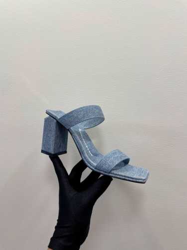 AlexanderWang 亚力山大王最新设计感～缺口粗跟凉鞋 众多网红同步举荐大王夏季压轴款 飒时尚风格，高雅气质，女王象征！ 原版包装配件 size 35-
