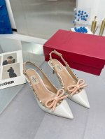 出厂 顶级版本 顶级品质 Valentno系列时装鞋、创新与经典巧妙的结合在一起，其经典带领着每年时尚，每一款鞋子都是百搭神器，品质市面随意对比 顶级品质 鞋面