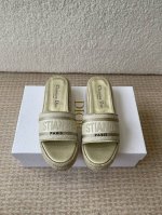dior 迪奥 25Ss 春夏新款 Ivieta Dway 渔夫一字拖鞋 Cd字母Logo立体刺绣厚底圆头露趾拖鞋 原版开发市面顶级版本，脚感柔软细腻，舒适度极