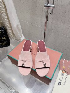 loro Piana 25春夏Lp顶级版本英伦宝石吊坠夹脚平底拖鞋凉鞋 原来这就是传说走两万步都不会累脚的夹脚凉鞋把颜值和脚感都拿捏住了，上脚一走就会被彻底沦陷