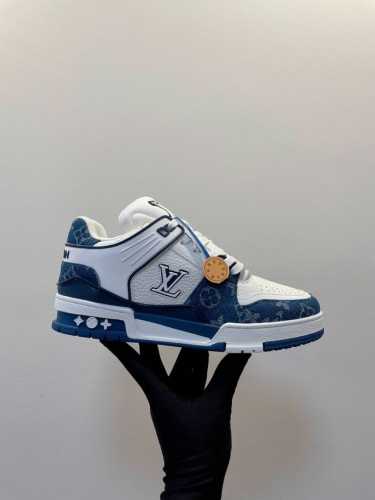 LV Trainer Sneaker 一如继往的给足安全感，实物比图片更好看更精致！梦中情鞋击败～99% 多巴胺百搭，糖果色系真的好甜 元气度满满的 奢华品质，