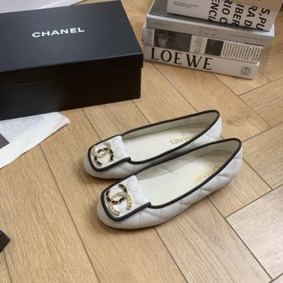 chane* 小香经典大双C 芭蕾舞鞋 一起做个奶乖奶乖的香香女孩呀 看到这双鞋的时候我是直接原地心动 经典与艺术感兼具 日常出街造型随你凹 鞋面采用进口小牛皮