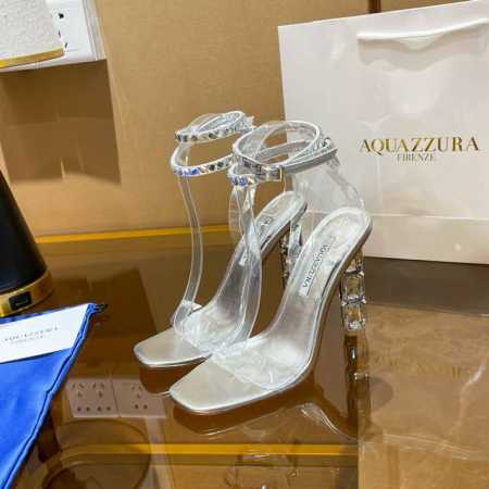 Aquazzura 新款凉鞋 面料采用原版定制羊皮制成，饰有闪闪发光的施华洛奇水钻，并配有水晶镶嵌的鞋跟。适合派对的设计适用各种套裙，连衣裙晚礼服，夜场各种款式 - 点击图像关闭