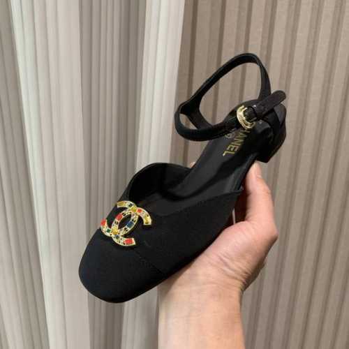 chane*｜小香25P春夏新品 双C粗跟凉鞋 乖巧秀气的珍珠跟优雅减龄 仙气满满的公主氛围！ 鞋面采用定制进口真丝 内里垫脚均为粒面羊皮 意大利进口真皮大底！