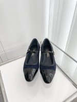 小香2024夏季新品 ～～～小香新款单鞋！同原版1：1复制！非市场普通版本。 面料：漆皮or麂皮 内里：羊皮 跟高：1.5cm 大底：意大利皮底 码数：35-3