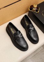 商品商标：Prada 普拉达 休闲皮鞋 正码码数: 39-44 38.45.46订制 商品材料：精选 进口头层颗粒纹牛皮鞋面+奢华五金扣，进口水染牛皮内里。强烈
