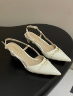 出厂价Pp皮底 ，橡胶 Sun 凉鞋春季成衣系列的新款单品，来自 Dioriviera 限定系列，兼具高订风格和休闲气质。不对称白色牛皮革鞋面搭配可调节的扣带，