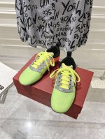 冲量价: Valentin*O 华伦天奴米开理 2025最新力作德训鞋 休闲运动鞋 关晓彤同款在薄底鞋方面，鞋挂、鞋花等玩法的盛行， 显示出时尚玩家对新趋势的渴