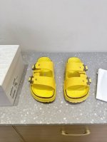Dior X Birkenstock 联名款 Milcno凉拖鞋 鞋底上半部分是Dior的纹路 下半部分是勃肯的纹路 下面牛翻毛皮和羊毛纤维 体现联名背后的精湛