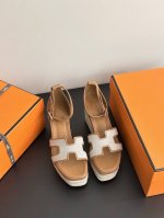 坡跟厚底麻绳底H凉鞋 有品位的代词～鞋子虽然结合了不同材质不同颜色，但是没有任何违和感，一点也不夸张，反而让人在视觉上感觉舒适！他家就是有能力把不同的颜色和材质