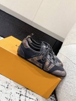 情侣款 顶级版品质 驴牌最新Sneakerina系列 芭蕾运动德训鞋 休闲 平底鞋 球鞋 原版開發 这款Lv Sneakerina 芭蕾风运动鞋以丝滑绒面牛皮革