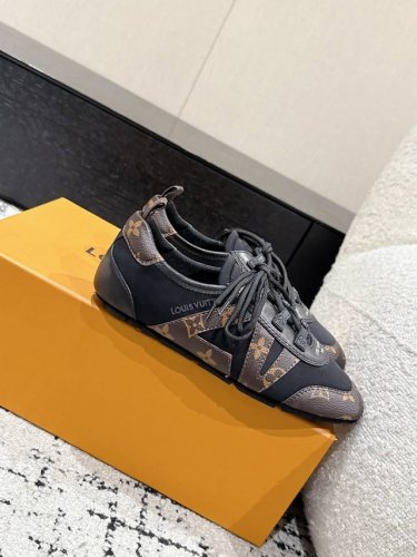 情侣款 顶级版品质 驴牌最新Sneakerina系列 芭蕾运动德训鞋 休闲 平底鞋 球鞋 原版開發 这款Lv Sneakerina 芭蕾风运动鞋以丝滑绒面牛皮革