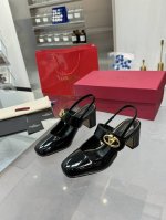 真皮大底 华伦天奴专柜新款女士后空12色新品 独特的 经典 V扣五金配件，衬托出满满的高级感，新一季不负期待！ 值得入手★进口牛皮 绝对的上档次原版做法 绝对感