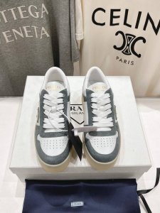 高版本出厂 prada 普拉达 25ss新款系带厚底小白鞋休闲运动鞋这款运动鞋延续经久不衰的轮廓，是新款经典单品采用小牛 精心制作， 提升格调 款式轻盈，四季皆