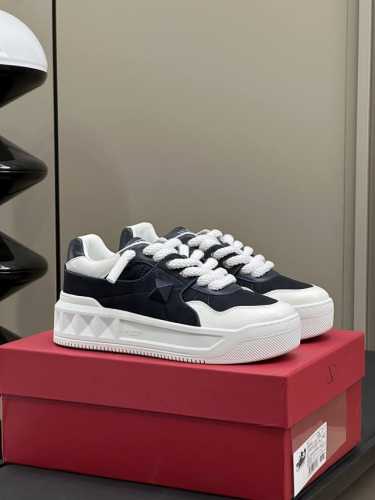 插播新色# valenti No Ss24 New Arrival v家 One Stud情侣款 运动鞋春夏新配色 刺绣拼接皮革 质感拉满的节奏 舒适好穿 增高