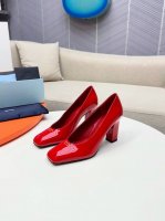 PRADA 普拉达 2025早春新款粗跟方头凉鞋单鞋简单的设计大概就是它最让人喜欢亮点，不是烂大街的那种 很有自己的品牌个性 单鞋出厂价 凉鞋250 _____