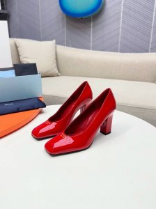 PRADA 普拉达 2025早春新款粗跟方头凉鞋单鞋简单的设计大概就是它最让人喜欢亮点，不是烂大街的那种 很有自己的品牌个性 单鞋出厂价 凉鞋250 _____