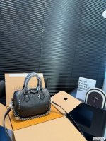 配飞机盒折叠盒子 Lv枕头这一季Louis Vuitton秀款 Lv2025早春系列]酷黑皮革与小巧老花时尚达人们，准备好迎接Lv2025早春系列了吗这一季Lo