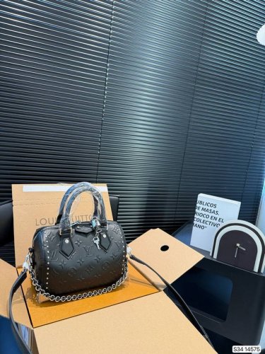 配飞机盒折叠盒子 Lv枕头这一季Louis Vuitton秀款 Lv2025早春系列]酷黑皮革与小巧老花时尚达人们，准备好迎接Lv2025早春系列了吗这一季Lo