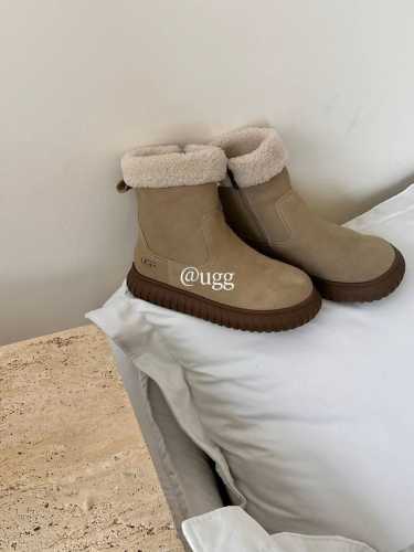 UGG P: 女款Size：35-40 Ugg可爱小土豆雪地靴拖鞋 韩里韩气 韩系小卷毛饼干鞋 冬日小暖炉 这双真的很iue啊！一眼就被种草的雪地靴～ #鞋控の