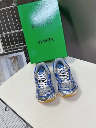 Bottega Veneta Orbit运动鞋 王一博 同款 情侣款老爹鞋 Runner运动鞋，采用轻质科技网布面料。 搭配几何图案设计橡胶外底，王炸系列 高版