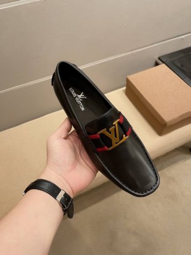 LV 新款新款，LV男士四季休闲豆豆鞋，最新元素潮爆全球，官网火爆热卖，最新豆豆鞋，原版版本，专柜一比一，鞋面意大利进口原版头层牛皮，原版防滑大底，舒适透气吸汗