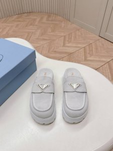 最新系列！Prada 普拉达2025春夏新款厚底凉鞋 三角扣面包包头半拖鞋 最新走秀系列 经典升级 舒适度与时髦度并存 每个颜色搭配都好看，设计搭配不同风格需求