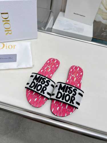 橙子出厂价 迪奥 Miss Dior系列平底拖鞋 字母刺绣logo拼色一字拖鞋 经典上乘美艳力作 dior专柜最火春夏系列 兼备气质 时尚 经典耐看的设计风格