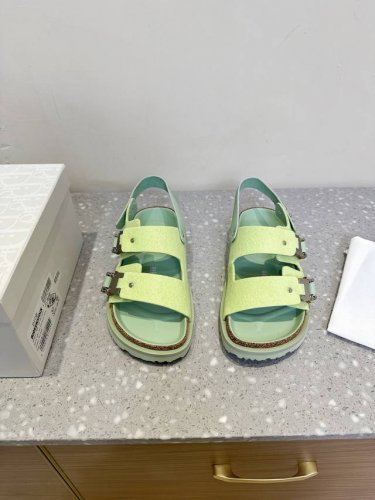 Dior X Birkenstock 联名款 Milcno凉拖鞋 鞋底上半部分是Dior的纹路 下半部分是勃肯的纹路 下面牛翻毛皮和羊毛纤维 体现联名背后的精湛