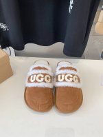 出厂价 薄底UGG logo拖鞋太火啦 一眼就上头的款式 胖胖的方圆头鞋 加上羊毛边边logo 憨憨的可爱。鞋身很轻巧 走路简直可以跳起来！ 四色:栗色 咖色