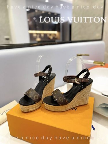 出厂 Loui& Vuitto&路易威登 法国代购新款驴牌 春夏首选 最新走秀款厚底凉鞋 香港原版购入一比一开模 今年的款式比去年增加了老花原素 显得更为大牌