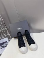 代购级 Prada 普拉达 24ss秋冬厚底球鞋 帆布鞋 科技帆布最新黑科技 相隔几年Prada又给我们带来好看的饼干鞋了 时髦精绝对不能错过的必入款 没有任何