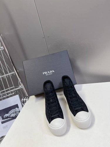 代购级 Prada 普拉达 24ss秋冬厚底球鞋 帆布鞋 科技帆布最新黑科技 相隔几年Prada又给我们带来好看的饼干鞋了 时髦精绝对不能错过的必入款 没有任何