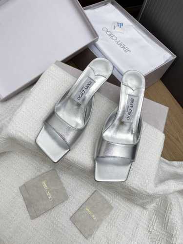 顶级版本吉米周Jimmy Choo..25早春新款斜方头拖鞋 真的是看一眼就爱上的程度 丝毫不夸张 尖头设计显秀气上脚贼好看 特别精致 鞋面 进口小羊皮 内里