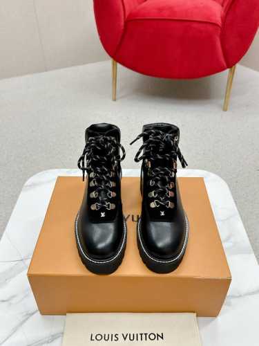 LV路易威登 驴牌 L家 Louis vuitton 及踝靴 马丁靴 系带 短靴 原版购入开发 做货 本款平底靴以光滑牛皮革演绎经典登山靴风范，借 LV 字母饰
