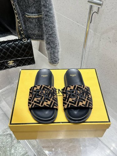 Fendi 芬迪 2025Ss新款 Feel系列Ff老花双带平底拖鞋 顶级版本原版购入开发做货 此款Fendi芬迪拖鞋，带Ff Baguette装饰性搭扣，奶油