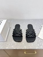loewe 罗意威 25Ss春夏新品 镂空 拖鞋 疯狂种草简约设计感觉更干净优雅 让你念念不忘 颜色也很耐看漂亮，上脚瞬间气质十足气场，简直无敌帅气有型 鞋面：