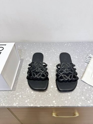 loewe 罗意威 25Ss春夏新品 镂空 拖鞋 疯狂种草简约设计感觉更干净优雅 让你念念不忘 颜色也很耐看漂亮，上脚瞬间气质十足气场，简直无敌帅气有型 鞋面：