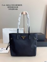 普拉达prada 购物袋 轻松演绎复古时髦 包型挺阔，简约而不简单不需要过多的装饰，日常搭配西装和T恤，就能将高级感体现的淋漓尽致！尺寸：31*13*29Cm