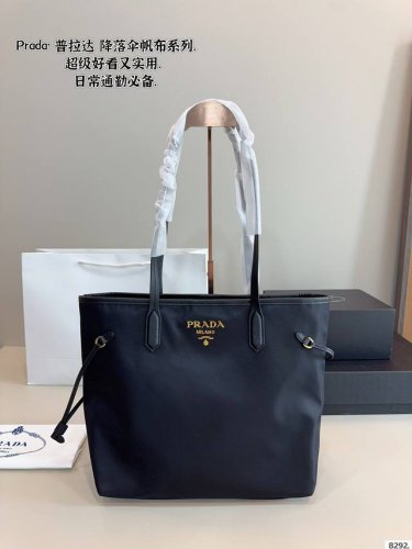 普拉达prada 购物袋 轻松演绎复古时髦 包型挺阔，简约而不简单不需要过多的装饰，日常搭配西装和T恤，就能将高级感体现的淋漓尽致！尺寸：31*13*29Cm