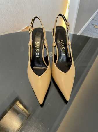 Gucci 冬季新款金属跟尖头单鞋，备受喜爱的浅口鞋再度回归，匠心选用不同材质，真皮和天鹅绒等丰富材质巧妙诠释合多种场合，这款搭配金属鞋跟增添了不少亮点，相当有 - 点击图像关闭