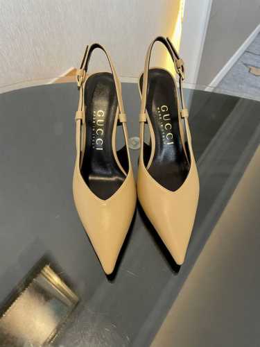 Gucci 冬季新款金属跟尖头单鞋，备受喜爱的浅口鞋再度回归，匠心选用不同材质，真皮和天鹅绒等丰富材质巧妙诠释合多种场合，这款搭配金属鞋跟增添了不少亮点，相当有