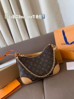 礼盒包装 Lv 新款Boulogne牛角包 拉链 老花 皮肩带 轻便 大容量▼ 斜挎 单肩 腋下 手提 包四背，链条点8和肩带都可拆卸 刚拿到有点压扁了，装的日