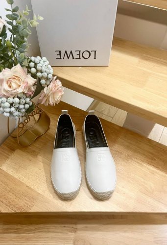loewe罗意威 代购级 秋冬新款渔夫鞋，舒适轻便百搭，采用超甜马卡龙色系，这款单鞋采用高端牛皮面料制成，饰有3D工艺细节设计，少女糖果色，在炎热的夏季来临之际