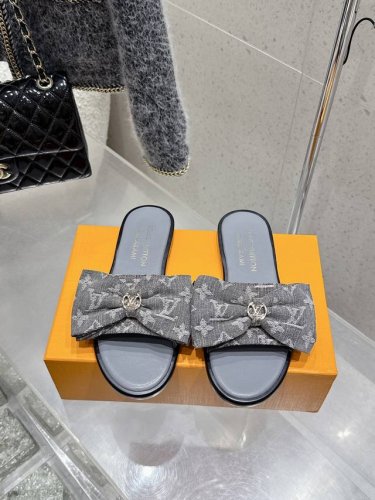 顶级版本 Louisvuitton 25 春夏新款 蝴蝶结跟矮跟凉拖鞋 很难不怀疑是不是借鉴了唐朝的唐三彩作为基础，创新成Lv经典标志Logo，采用彩色以及鞋面