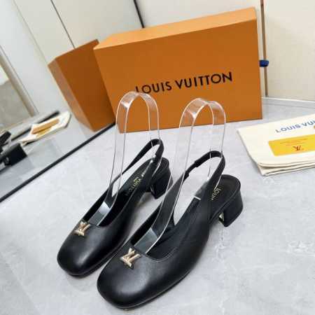 Louis Vuitton 路易威登25 新款凉鞋 此系列的正面饰以Lv Logo与鞋面相得益彰 精致百搭 三种跟高选择 值得拥有 鞋面 牛皮 漆皮 原版印花皮 - 点击图像关闭