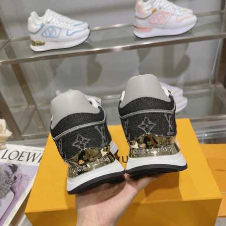 女码 男码 LOUIS VUITTON路易威登官网同步秋冬情侣款火爆上市，这款Neo Run Away运动鞋的灵感源自跑鞋，将LV标志性的必备鞋款融入潮流，该版 - 点击图像关闭