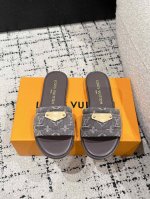louisvuitton 25 春夏新款 村上隆联名 平底凉拖 很难不怀疑是不是借鉴了唐朝的唐三彩作为基础，创新成Lv经典标志Logo，采用彩色以及鞋面的大面积